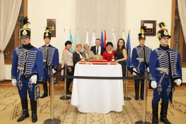 Szent Korona másolata Abonyban