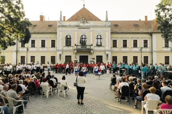 Frenetikus kulturális élmény a Főtéren! ✨