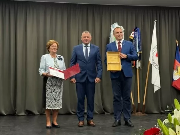 Hatalmas megtiszteltetés Abonynak: Humanitárius Település Díjat kapott a város
