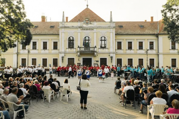 Frenetikus kulturális élmény a Főtéren! ✨