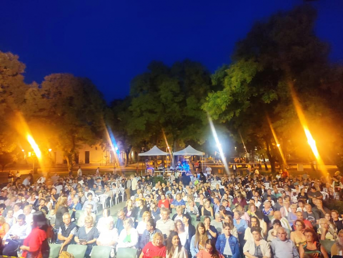 Színielőadás a Főtéren