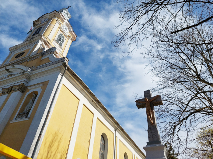 Elkészült a felújított kereszt és Krisztus szobor