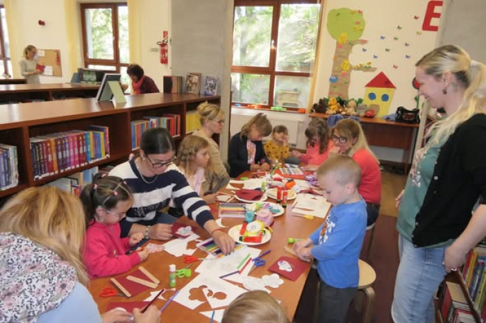 Boldogan alkotó gyerekek az abonyi könyvtárban 🥰🥰🥰