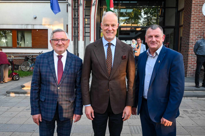 Abonyban járt a honvédelmi miniszter