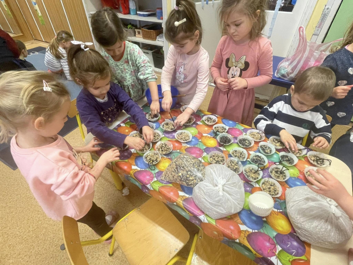 Madarak téli gondozása a Szivárvány Oviban