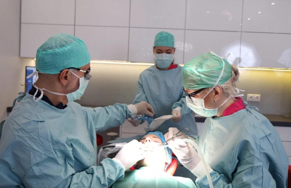 Fogászati implantátum beültetése: az eljárás és annak hatásai