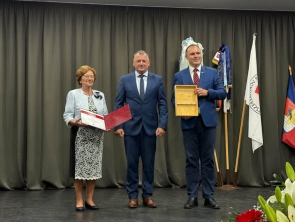 Hatalmas megtiszteltetés Abonynak: Humanitárius Település Díjat kapott a város