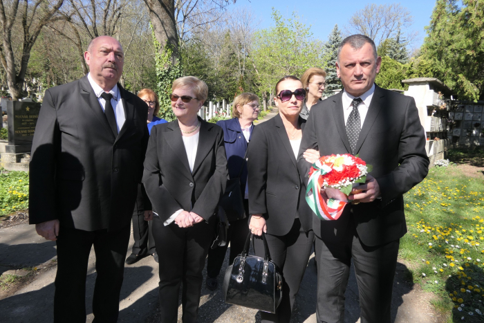 Katonai tiszteletadás mellett avatták fel Varga János síremlékét