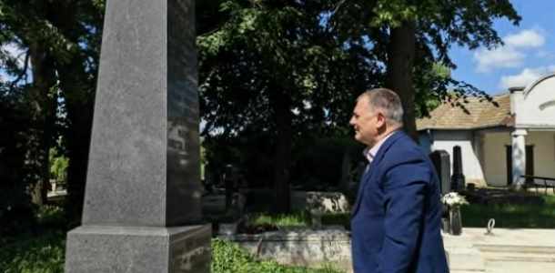 Forró Elek síremlékénél tisztelegtem: Ő köti össze a székelyföldi Angyalost és Abonyt