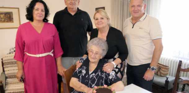 Isten éltesse erőben, egészségben Klárika nénit!