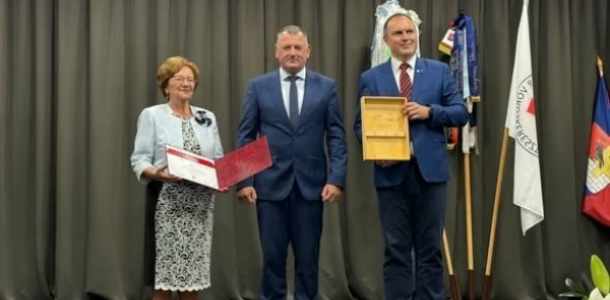 Hatalmas megtiszteltetés Abonynak: Humanitárius Település Díjat kapott a város  💝